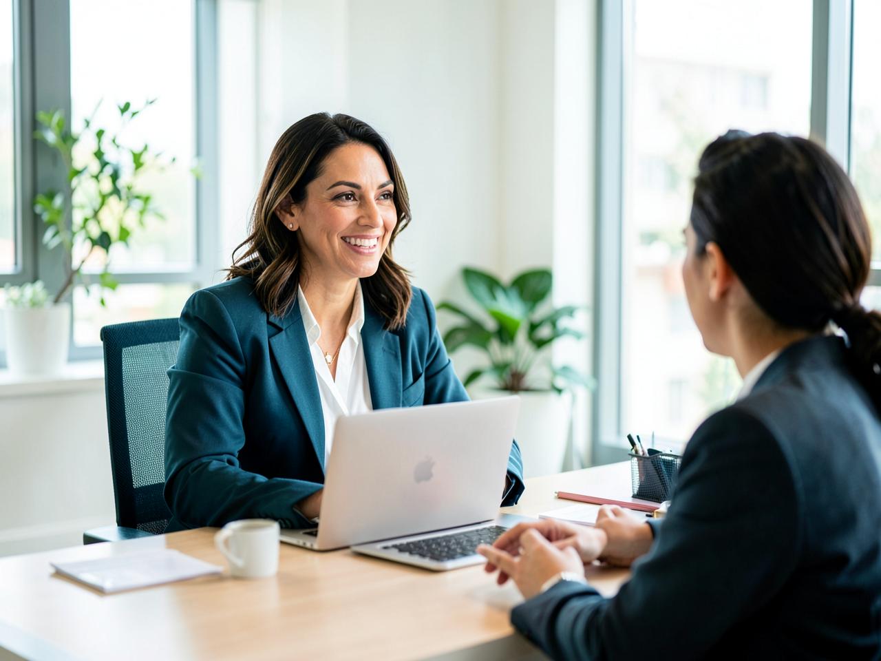 Asesora de seguros conversando con una clienta en la oficina